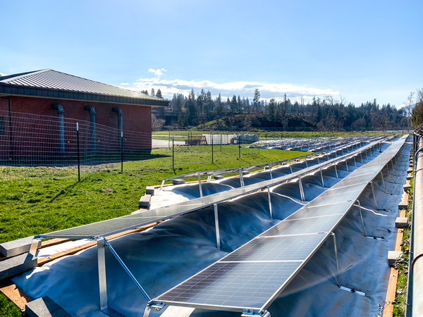  Paneles solares instalados recientemente en la planta de tratamiento de aguas residuales